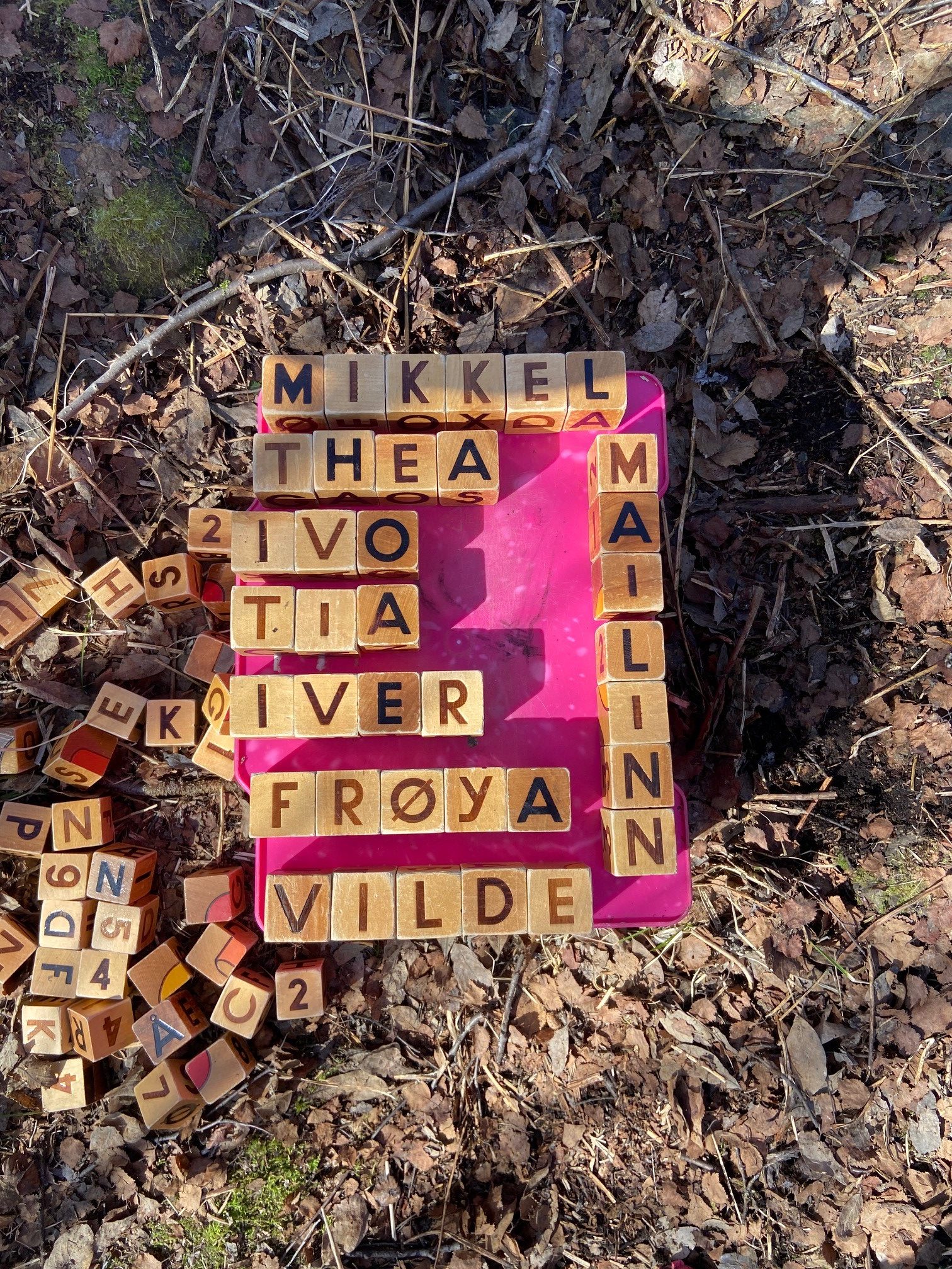 Beskyttet: Idag har vi hatt «hinderløype» med fire poster. Første post: grave mark. Andre post: skrive navnet sitt.  Tredje post: fargelegge en figur. Fjerde post: bøy og tøy.